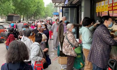 Người dân Bắc Kinh đổ xô đi mua bán, tích trữ thực phẩm 