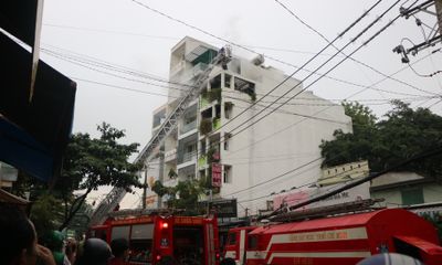 TP. HCM: Cháy nhà 4 tầng ở Bình Thạnh, người dân tháo chạy thoát thân