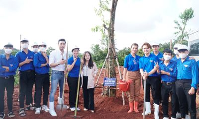Dù lấm lem bùn đất, Kim Tuyến vẫn rạng rỡ trong chiếc áo xanh “Thanh niên Việt Nam”