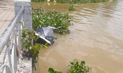 Mô tô nước đâm vào sà lan trên sông Sài Gòn, 2 người tử vong