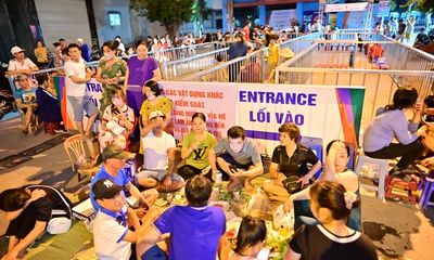 Tin trong nước - Tổ chức ăn uống, xếp hàng xuyên đêm chờ vé chung kết bóng đá nữ Việt Nam