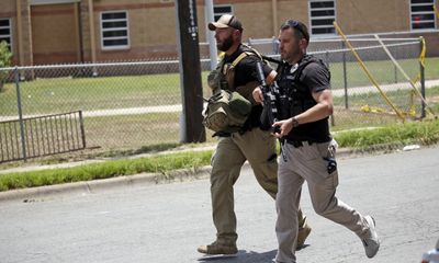 Vụ xả súng ở trường học Mỹ: Đặc vụ BORTAC được cảnh sát yêu cầu đợi bên ngoài 
