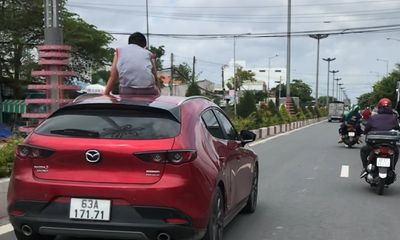Phạt nữ tài xế để bé trai 12 tuổi ngồi trên mui xe
