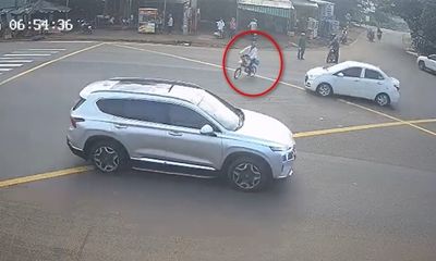 Tin tức tai nạn giao thông mới ngày 25/7: Bị ô tô tông nguy kịch vì lạng lách, đánh võng xe đạp