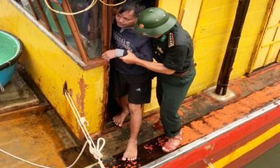 Quảng Bình: Cứu sống 8 ngư dân bị chìm tàu trên biển