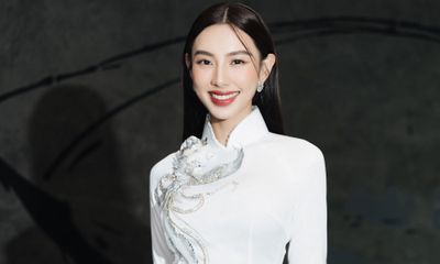 Không còn cắt xẻ táo bạo, Hoa hậu Thùy Tiên quay trở lại với áo dài truyền thông khi đi sự kiện