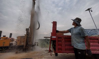 Thợ khoan giếng làm việc 15 tiếng mỗi ngày vì hạn hán ở Trung Quốc 