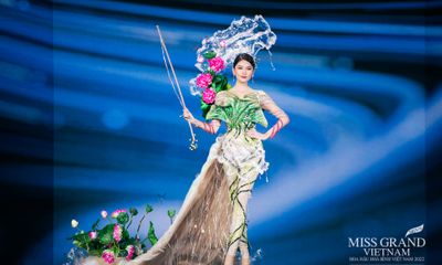 Hoa hậu Khánh Vân hướng dẫn Thuỳ Dung diễn trang phục truyền thống tại Miss Grand Vietnam