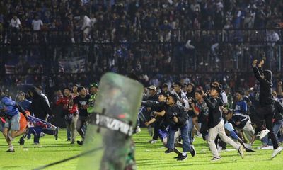 Vụ giẫm đạp tại sân vận động Indonesia: Số người chết tăng lên 174