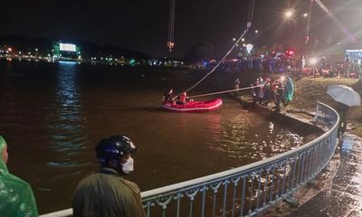 Đà Lạt: Ô tô bán tải chở 4 người lao xuống hồ Xuân Hương, 1 người tử vong