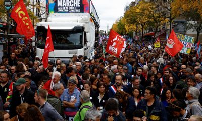 Trăm nghìn người Paris đổ xuống đường phố, phản đối giá cả leo thang
