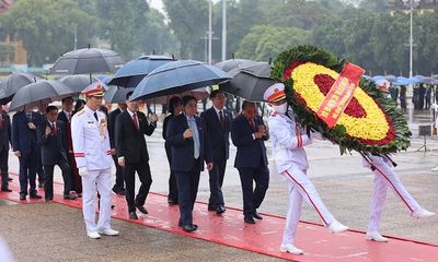 Chùm ảnh: Đại biểu Quốc hội vào Lăng viếng Chủ tịch Hồ Chí Minh