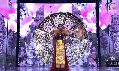 Khoảnh khắc Đoàn Thiên Ân xoay xở với trang phục trên sân khấu Hoa hậu Hòa bình Quốc tế 2022