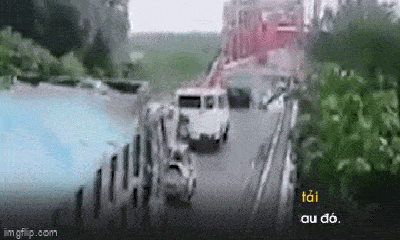 Video: Sập cầu ở Philippines, 2 ô tô tải rơi xuống vực