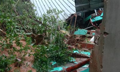 Phú Yên: Mưa lớn gây sạt lở, sập nhà dân khiến 2 người bị thương 