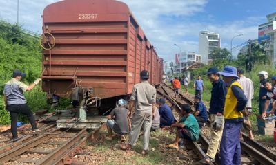 Tuyến đường sắt Bắc - Nam tê liệt nhiều giờ do tàu trật bánh ở Nha Trang 