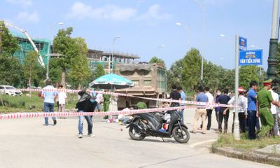 Tin trong nước - Tin tức tai nạn giao thông mới ngày 27/11: Thai phụ cùng 2 con nhỏ tử vong sau cú va chạm với xe chở đất