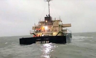 Cứu hộ khẩn cấp 13 thuyền viên trên tàu hàng gặp nạn