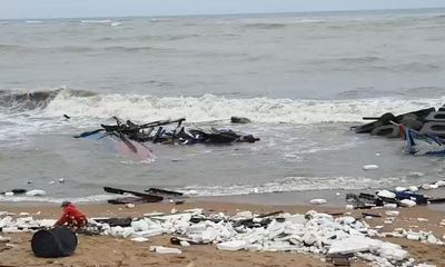 Phú Yên: Tàu cá mắc cạn ở cửa biển, bị sóng đánh tan hoang 