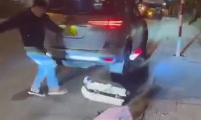 Xử lý tài xế taxi ném hành lý, doạ đánh du khách Đà Lạt