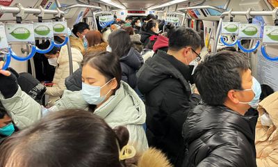 Dịch COVID-19 ở Trung Quốc: Người dân Thượng Hải, Bắc Kinh trở lại làm việc, tàu điện ngầm chật cứng