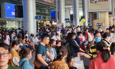 Sân bay Tân Sơn Nhất tấp nập đón khách trong ngày 23 Tết 
