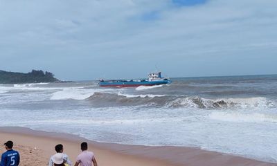Quảng Ngãi: 11 thuyền viên gặp nạn trên biển được đưa vào bờ an toàn