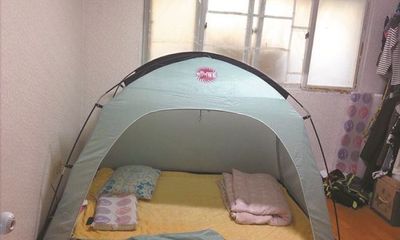 Giá năng lượng tăng cao, người Hàn Quốc dựng lều trong nhà để sưởi ấm