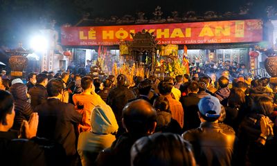 Nam Định: Dòng người tràn vào đền Trần dâng hương sau giờ khai ấn 