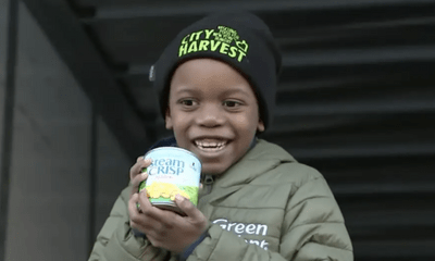 Tấm lòng nhân hậu của cậu bé 7 tuổi quyên góp 90.000 hộp rau từ thiện
