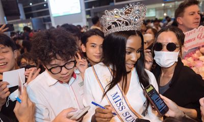 Miss Supranational 2022 được NTK Tuyết Lê đón tại sân bay Tân Sơn Nhất