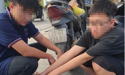 Bắt giữ 2 thanh niên giấu dao phóng lợn trong cốp xe máy