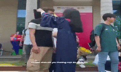 Nữ sinh khoác áo cử nhân cho anh trai trong ngày tốt nghiệp khiến cộng đồng mạng xúc động