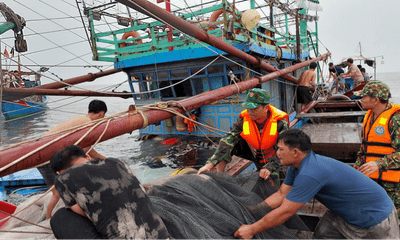Quảng Bình: Cứu nạn kịp thời 6 ngư dân chìm tàu trên biển