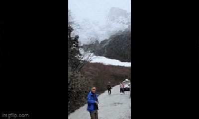 Video-Hot - Clip: Gặp lở tuyết giữa đường, tài xế bỏ xe chạy