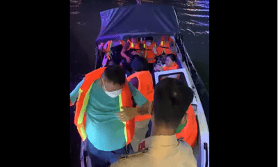 Đà Nẵng: Cứu tàu du lịch mắc cạn trên sông Hàn chở 70 hành khách