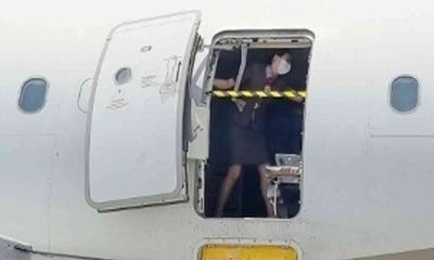 Phản ứng của nữ tiếp viên hàng không trong vụ tự mở cửa máy bay tại Hàn Quốc được khen ngợi