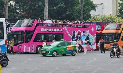 Sốt rần rần xe buýt đen hồng quảng bá concert BLACKPINK đi khắp Hà Nội
