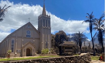 Kinh ngạc nhà thờ gần 200 năm vẫn nguyên vẹn sau thảm họa cháy rừng đảo Hawaii