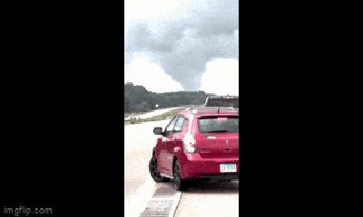 Clip: Kinh hoàng lốc xoáy xuất hiện trên cao tốc, ô tô 