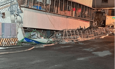 Tòa chung cư 5 tầng ở Đài Loan bất ngờ rung lên, sụt lún 1 tầng vào lòng đất