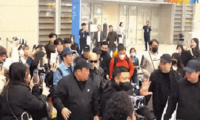 BLACKPINK trở về Hàn Quốc: Người hâm mộ vây kín, Jennie sợ hãi, liên tục che mặt