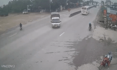 Thanh Hóa: Thiếu tá công an bị xe máy gặp tai nạn văng gãy xương đùi