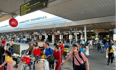 Sân bay Tân Sơn Nhất, cao tốc đón lượng khách và xe kỷ lục vào chiều mùng 8 Tết