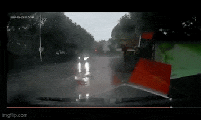 Video: Ô tô gặp tai nạn kinh hoàng khi chạy quá tốc độ dưới trời mưa