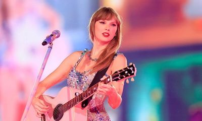 Taylor Swift bất ngờ ho nhiều trong lúc biểu diễn khiến fan không khỏi lo lắng 