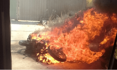 Vụ xe máy bị đốt cháy rụi trong hẻm: Camera ghi lại manh mối 