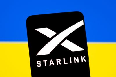 Mỹ ký hợp đồng với SpaceX cung cấp dịch vụ Starlink cho Ukraine