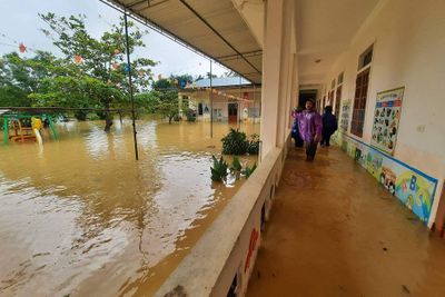 Nghệ An: Gần 300 trường cho học sinh nghỉ học vì nước lũ dâng cao