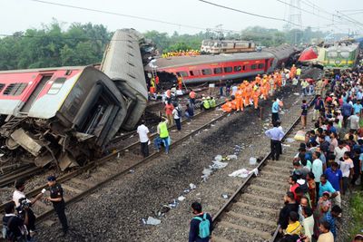 Ấn Độ điều tra nguyên nhân vụ tai nạn tàu hỏa khiến gần 300 người thiệt mạng